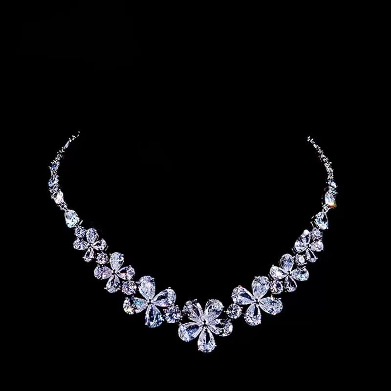 Petal lab diamond platinum necklace
