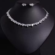 Heart-shaped diamond platinum necklace 