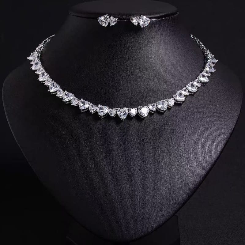 Heart-shaped diamond platinum necklace 