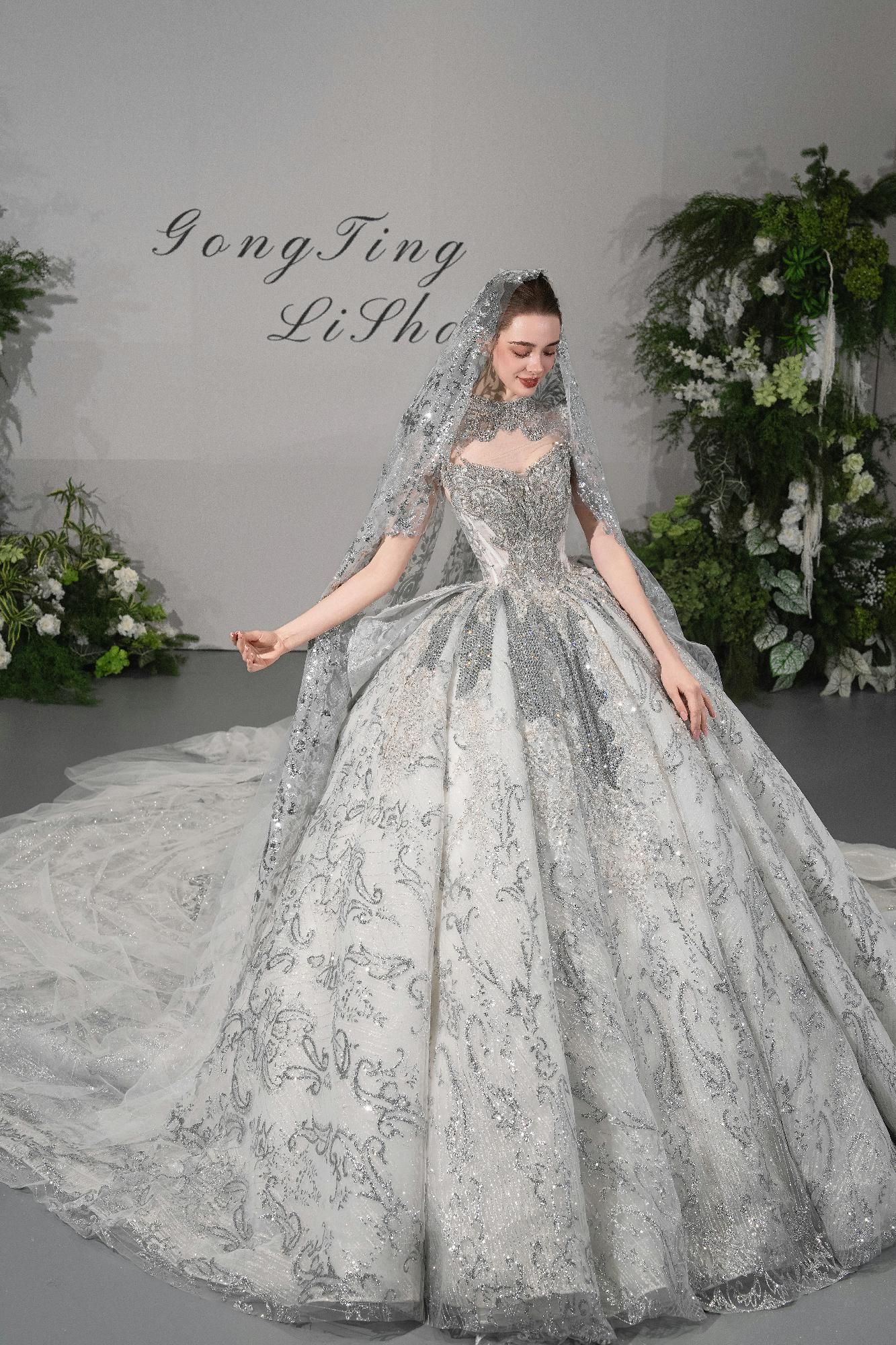 beige and gold quinceanera dresses White & Love Story Quinceañera Ball Gown Size-US:10 creating a regal and Mi-bas Matières: Chaussettes mi-bas en fil d'écosse Celandine Red Maxi Dress