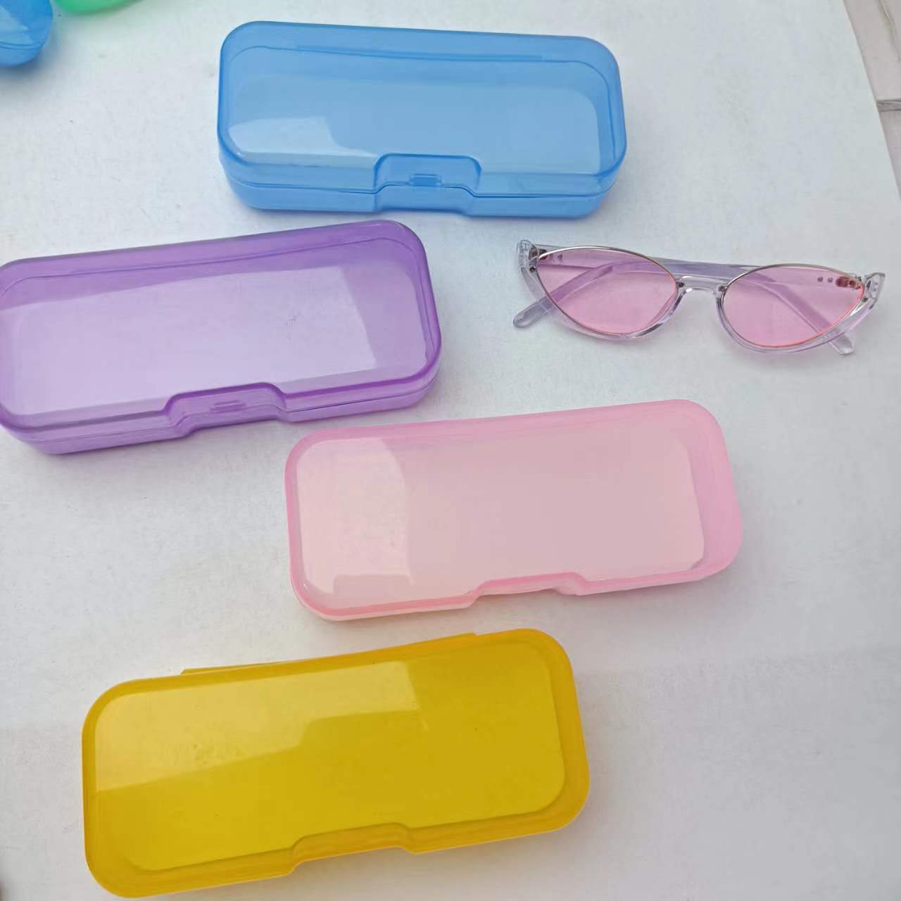 Plastic glasses case