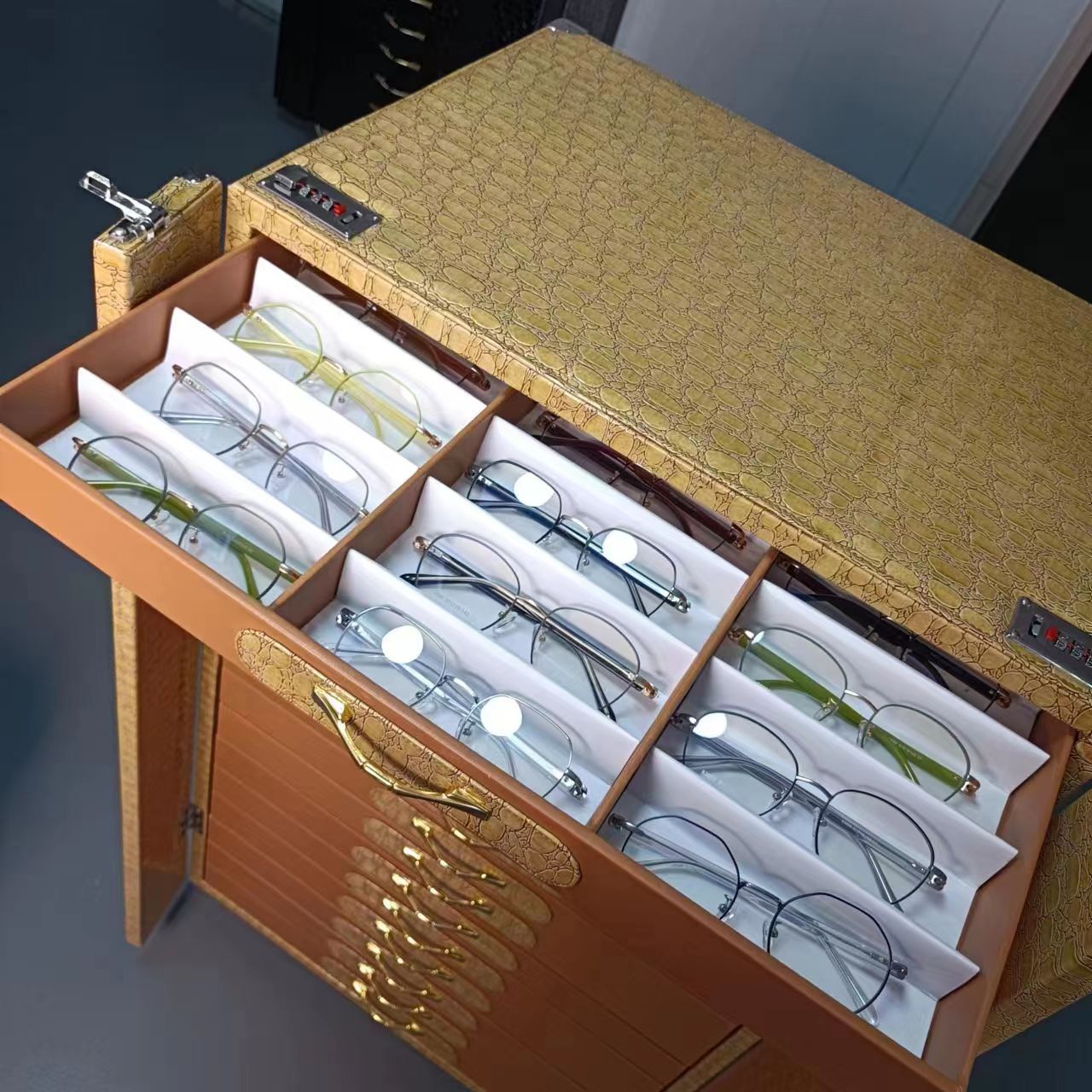 Glasses cabinet