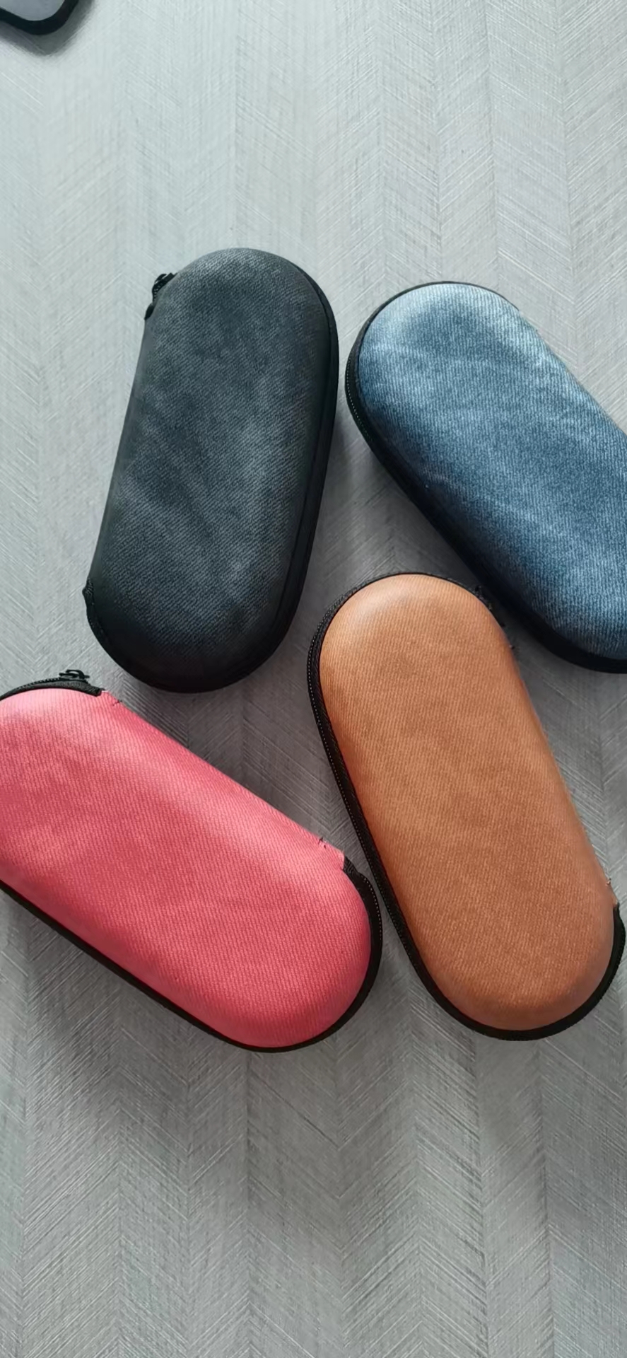 Zipper glasses case
