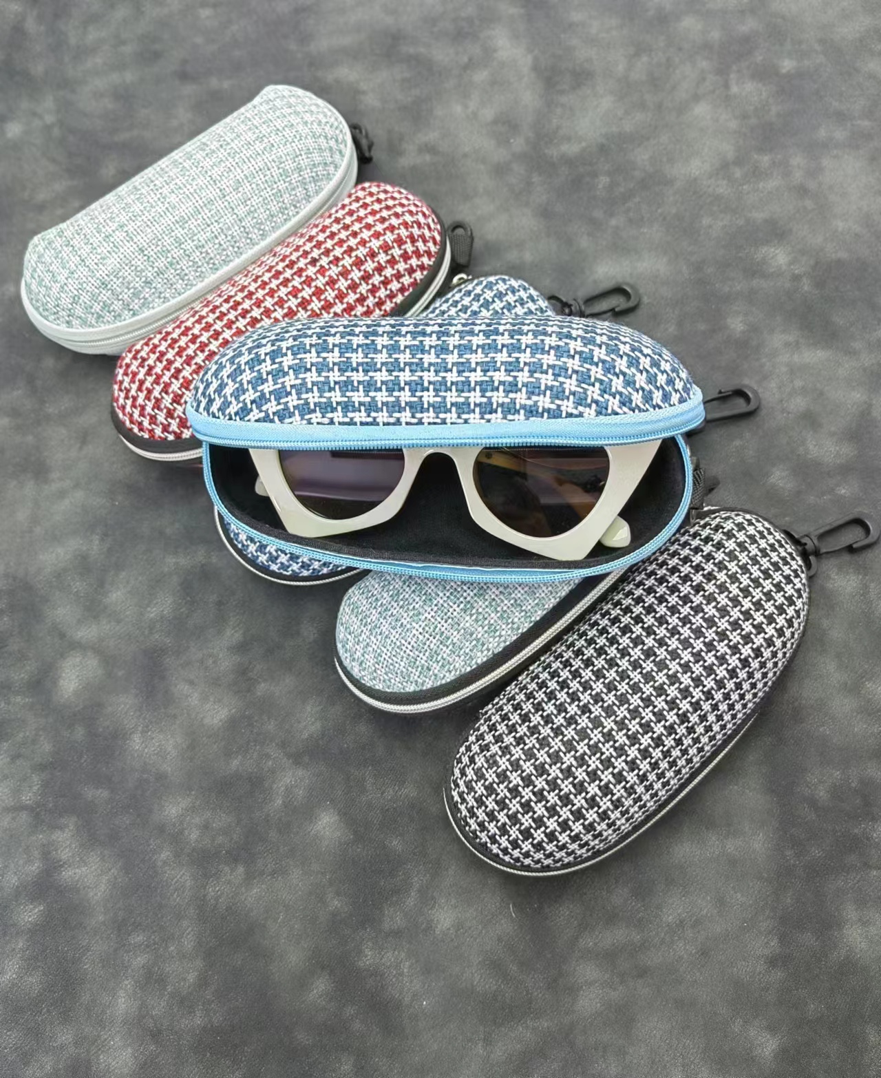 Zipper glasses case