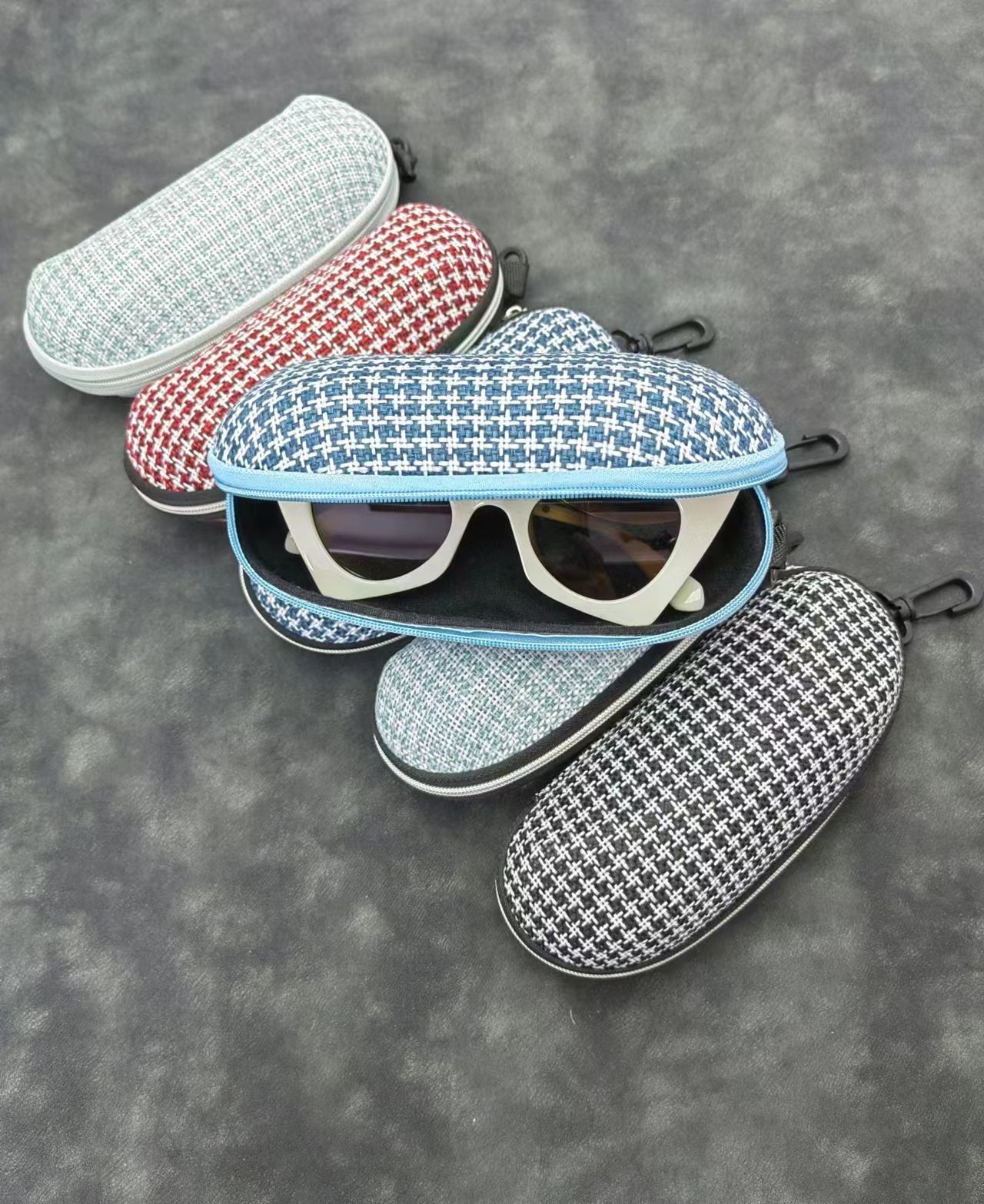 Zipper glasses case