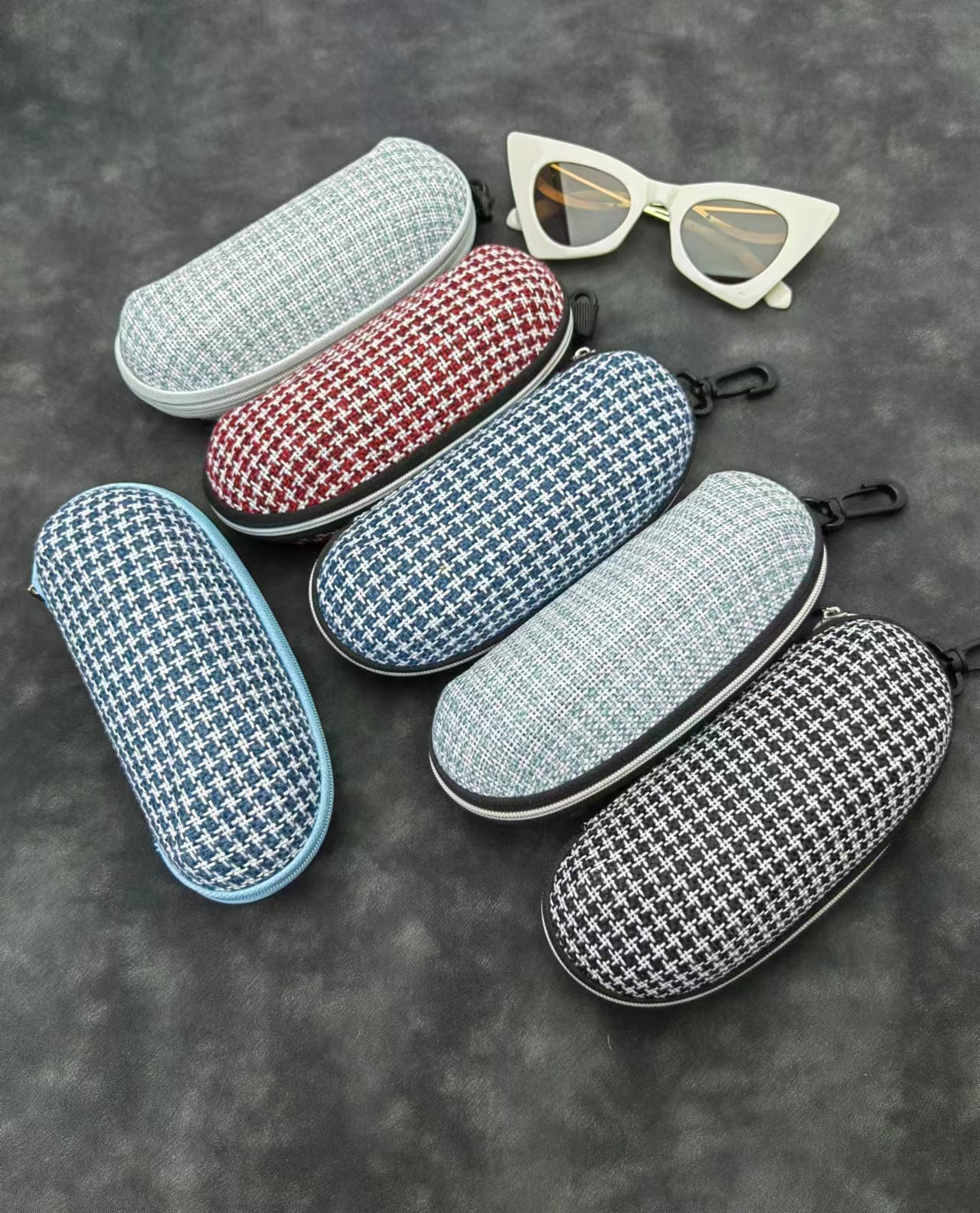 Zipper glasses case