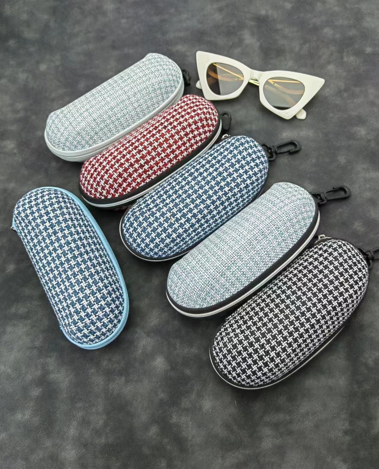 Zipper glasses case
