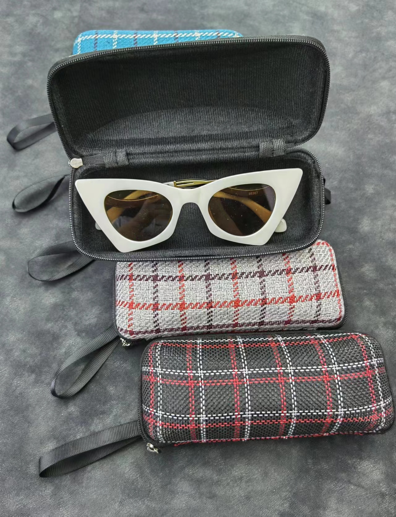 Zipper glasses case