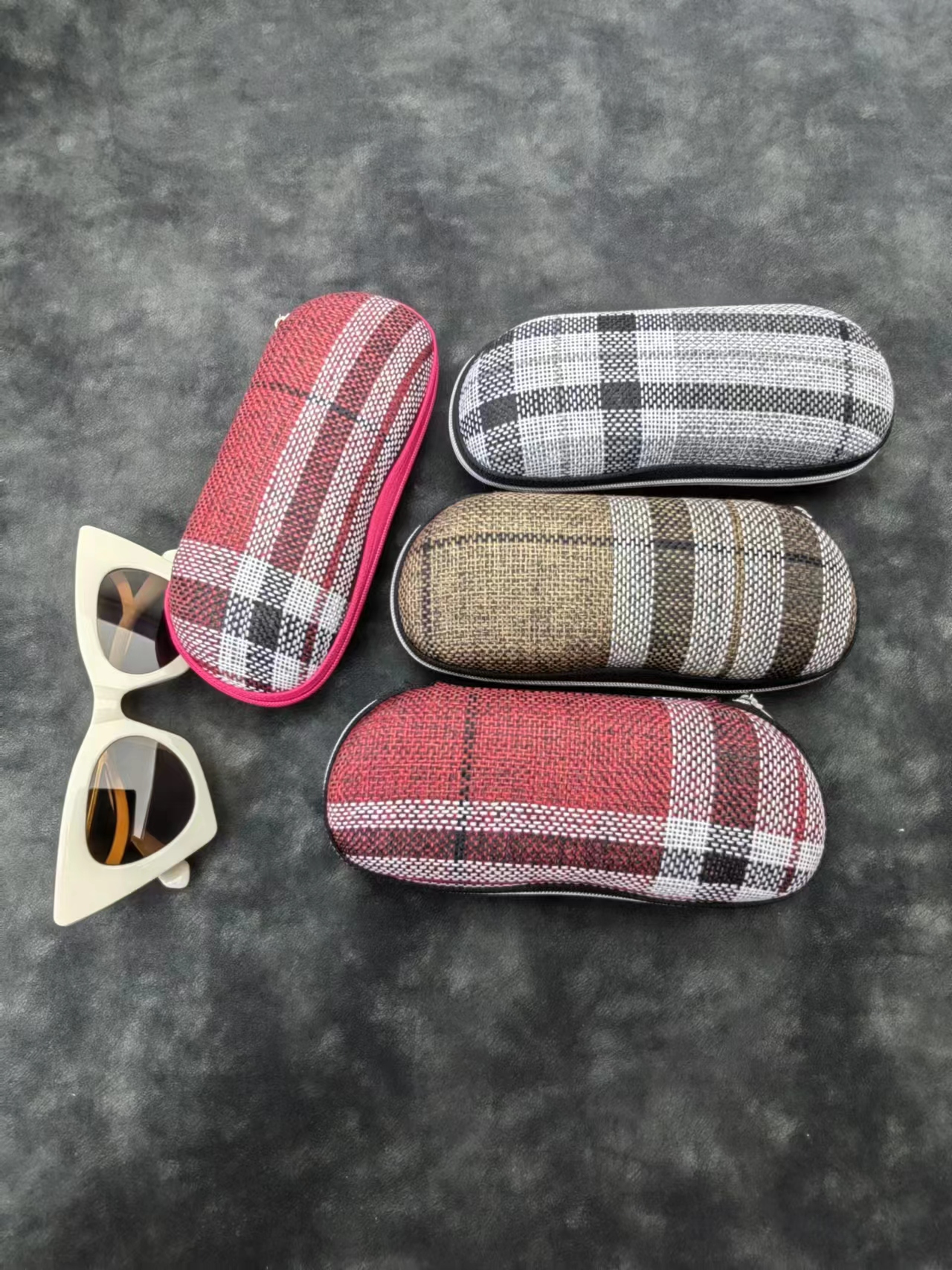 Zipper glasses case