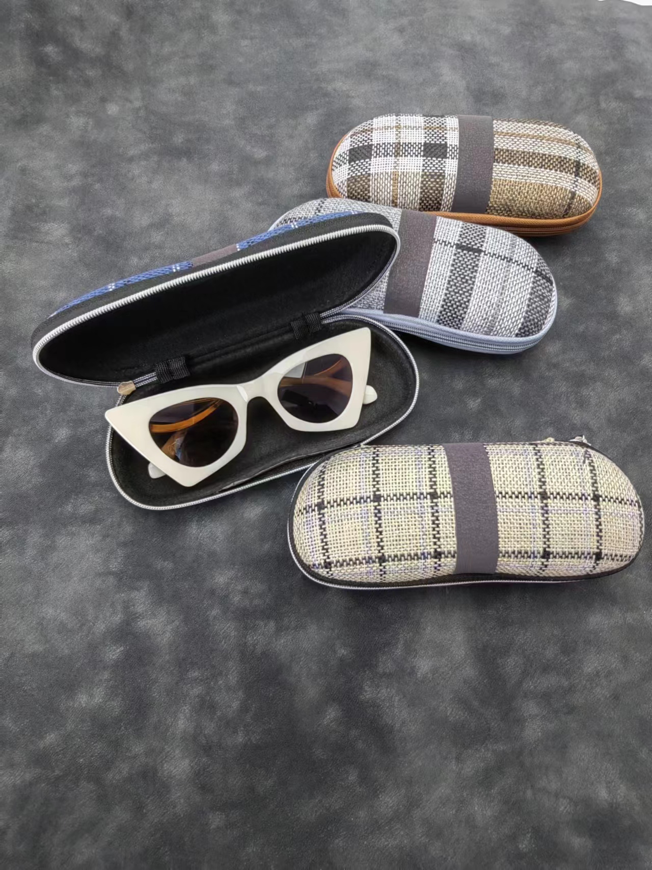 Zipper glasses case