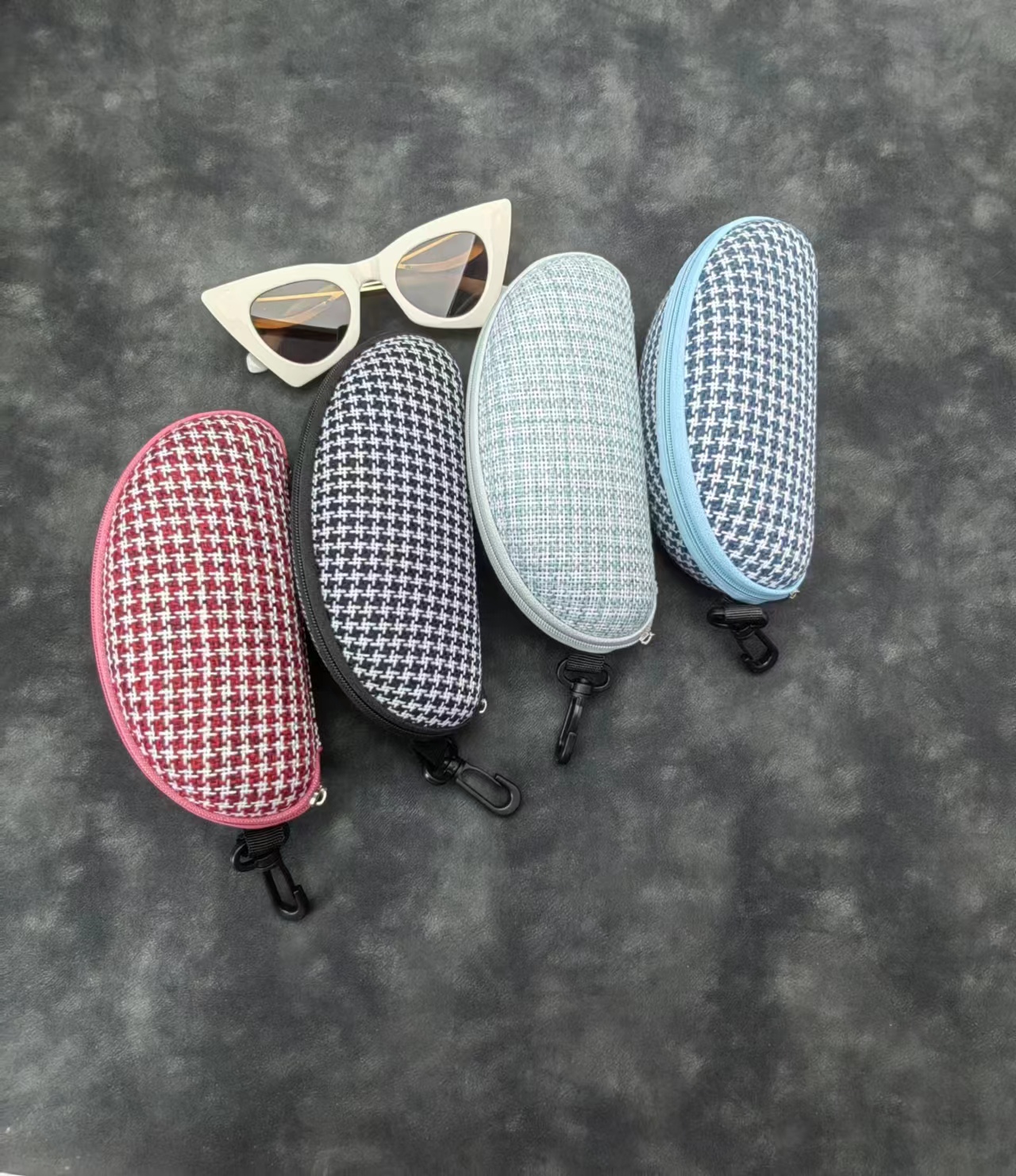 Zipper glasses case
