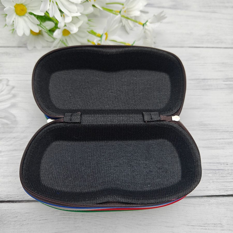 Zipper glasses case