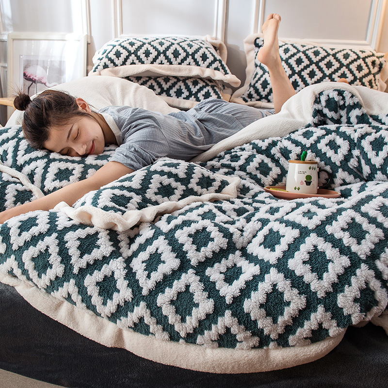 Home Textile Fashion Bedding Set Coral Fleece Four-piece Bed Sheet Quilt Cover Pillowcase Winter Warm Bedding Set